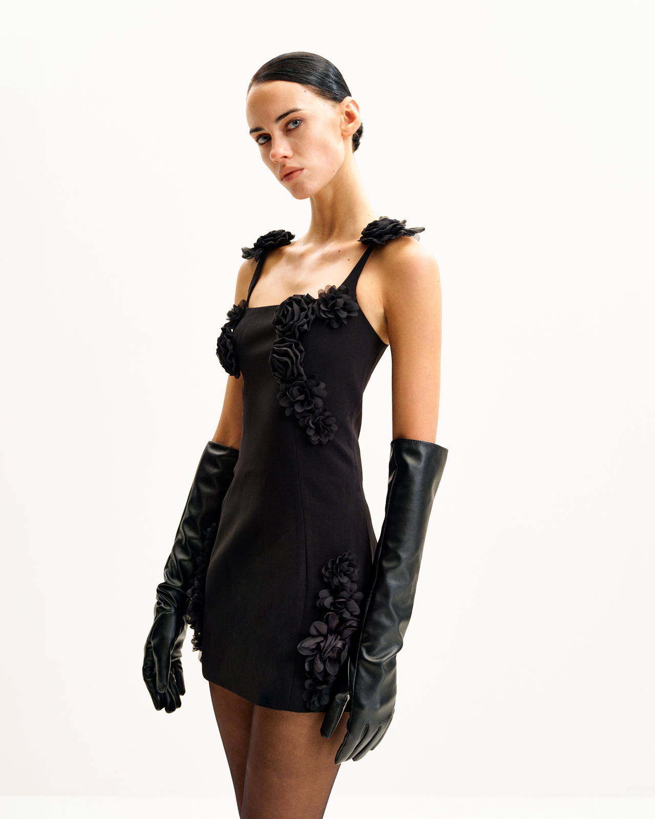 Elaina 黑色玫瑰花飾迷你連衣裙-黑色
