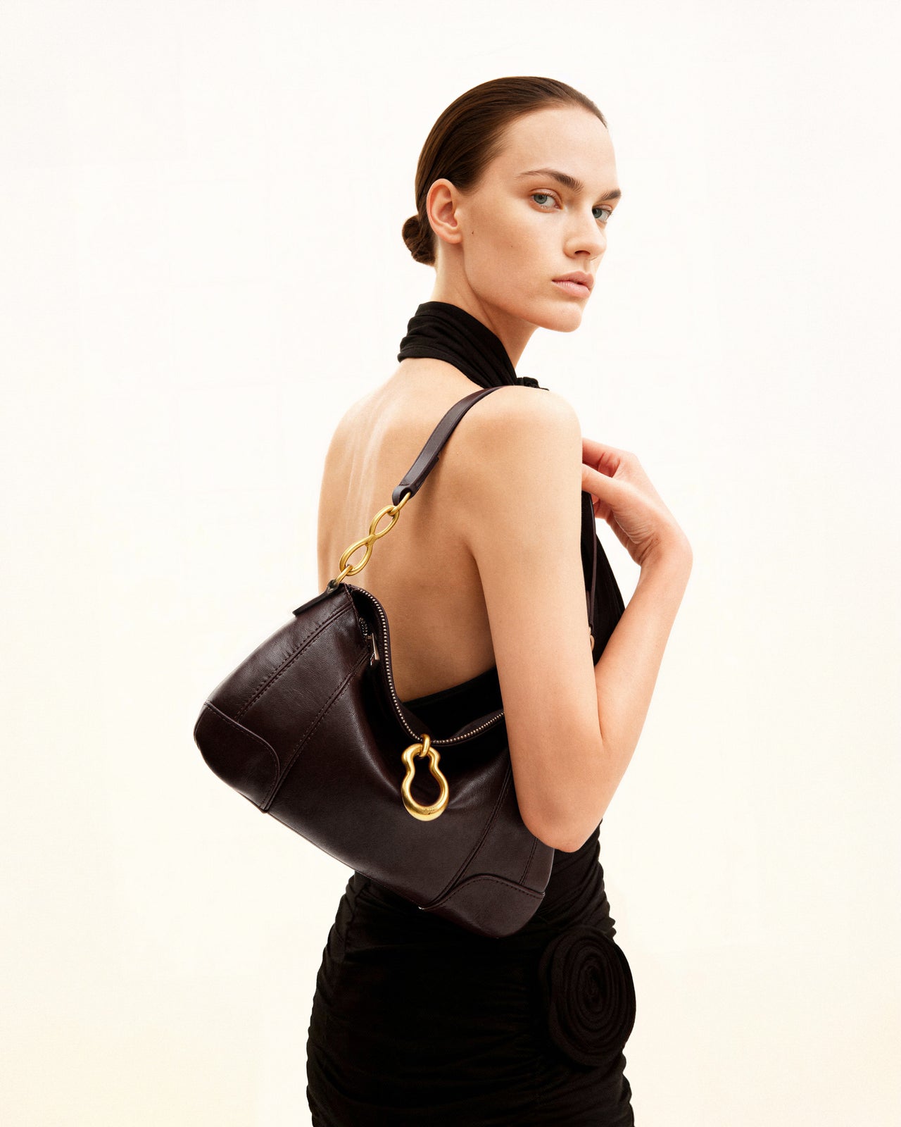 Jayla 金屬吊飾肩袋 - 深棕色