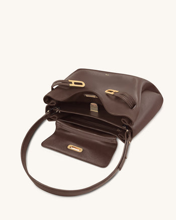 Rhea 卵石紋雙扣肩背包 - 深棕色